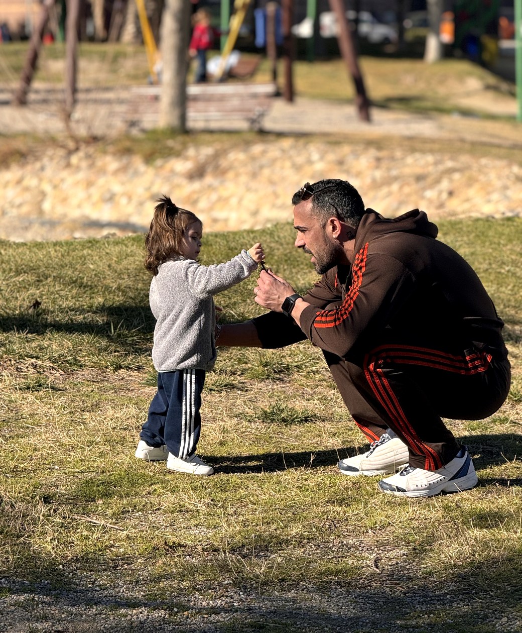 Hugo Ramírez jugando con su hijo en un parque